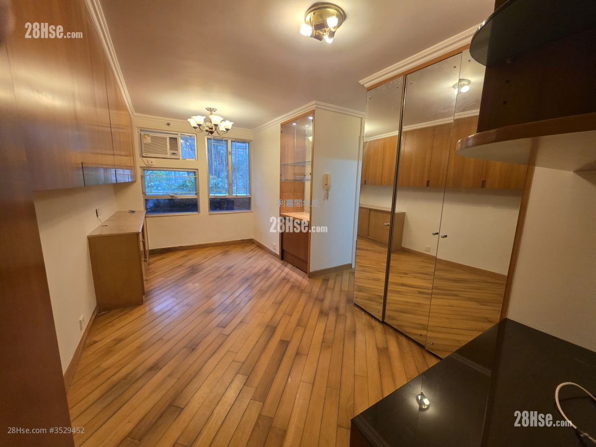 Lok Nga Court Sell 2 Bedrooms 447 ft² ( 41.5 m² )