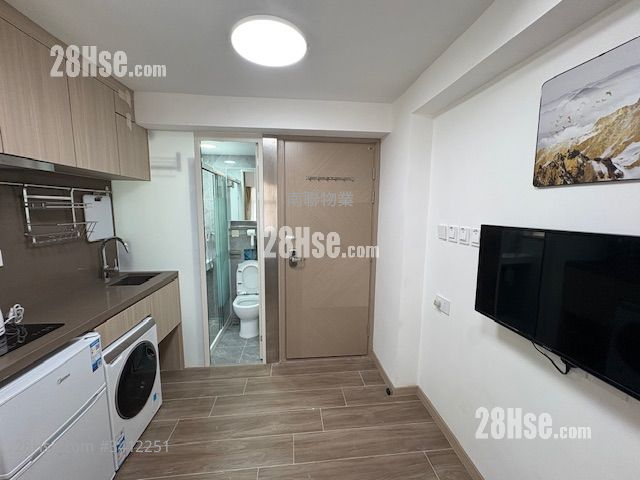 East South Building Rental Studio , 1 Bathroom 135 ft² ( 12.5 m² )
