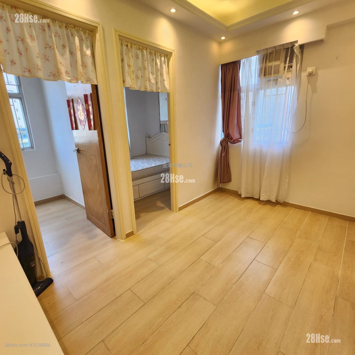 Lauren Court Rental 2 Bedrooms , 1 Bathroom 267 ft² ( 24.8 m² )
