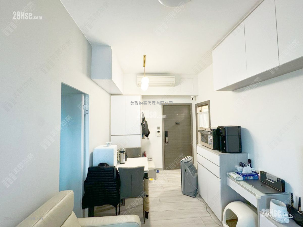 8 Royal Green Sell 2 Bedrooms , 1 Bathroom 431 ft² ( 40.0 m² )