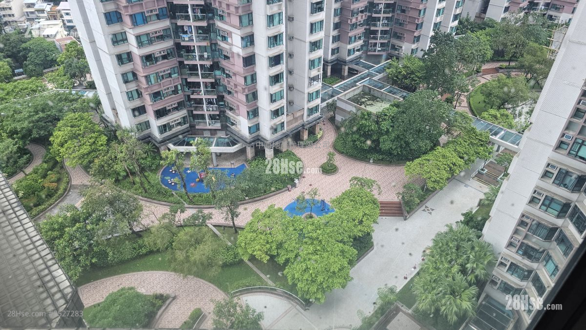 Royal Ascot Rental 3 Bedrooms , 2 Bathrooms 594 ft² ( 55.2 m² )