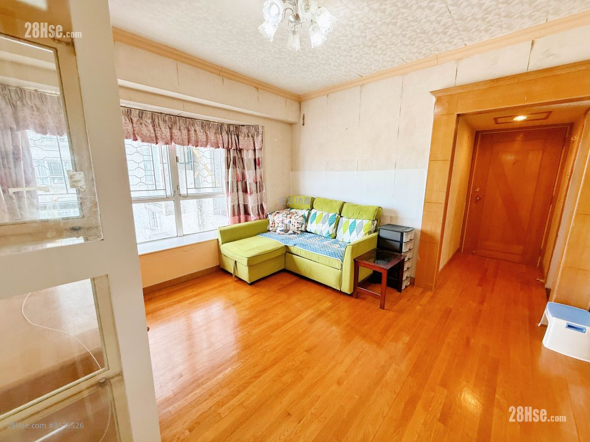 Uptown Plaza Rental 489 ft² ( 45.4 m² )