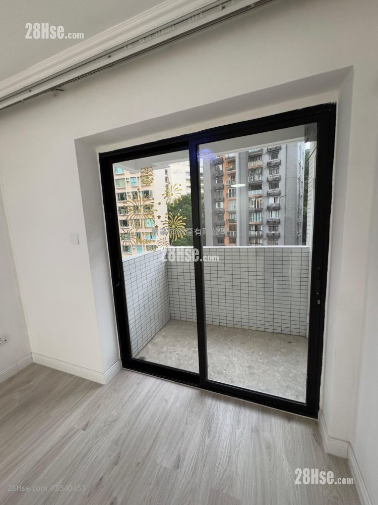 Royal Court Rental 3 Bedrooms , 2 Bathrooms 661 ft² ( 61.4 m² )