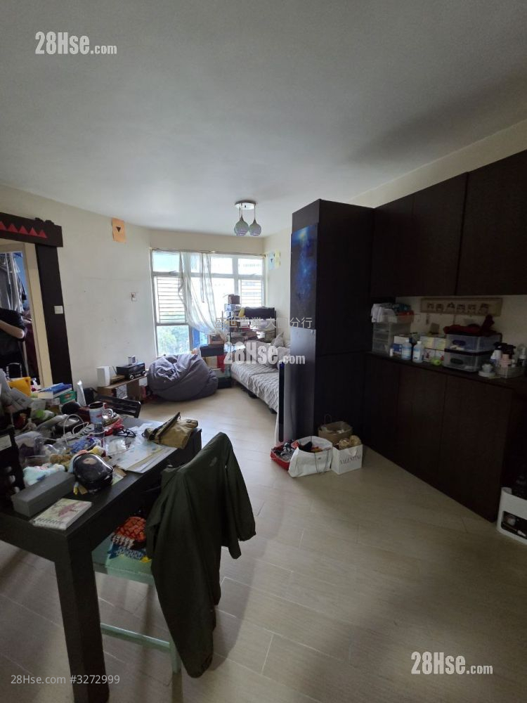 Man Lai Court Sell 3 Bedrooms , 2 Bathrooms 622 ft² ( 57.8 m² )