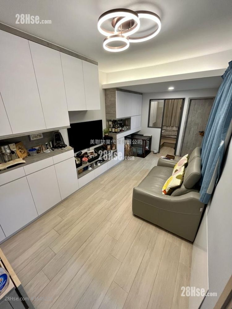 Eastway Towers Sell 2 Bedrooms , 1 Bathroom 415 ft² ( 38.6 m² )