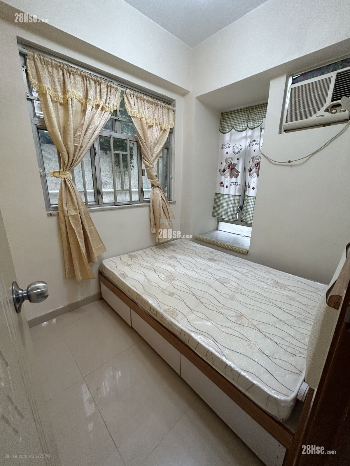 Pak Sing Building Rental 2 Bedrooms , 1 Bathroom 267 ft² ( 24.8 m² )