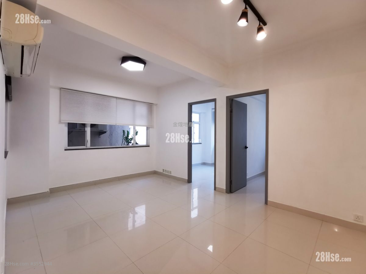 Yu Fung Building Sell 2 Bedrooms , 1 Bathroom 561 ft² ( 52.1 m² )