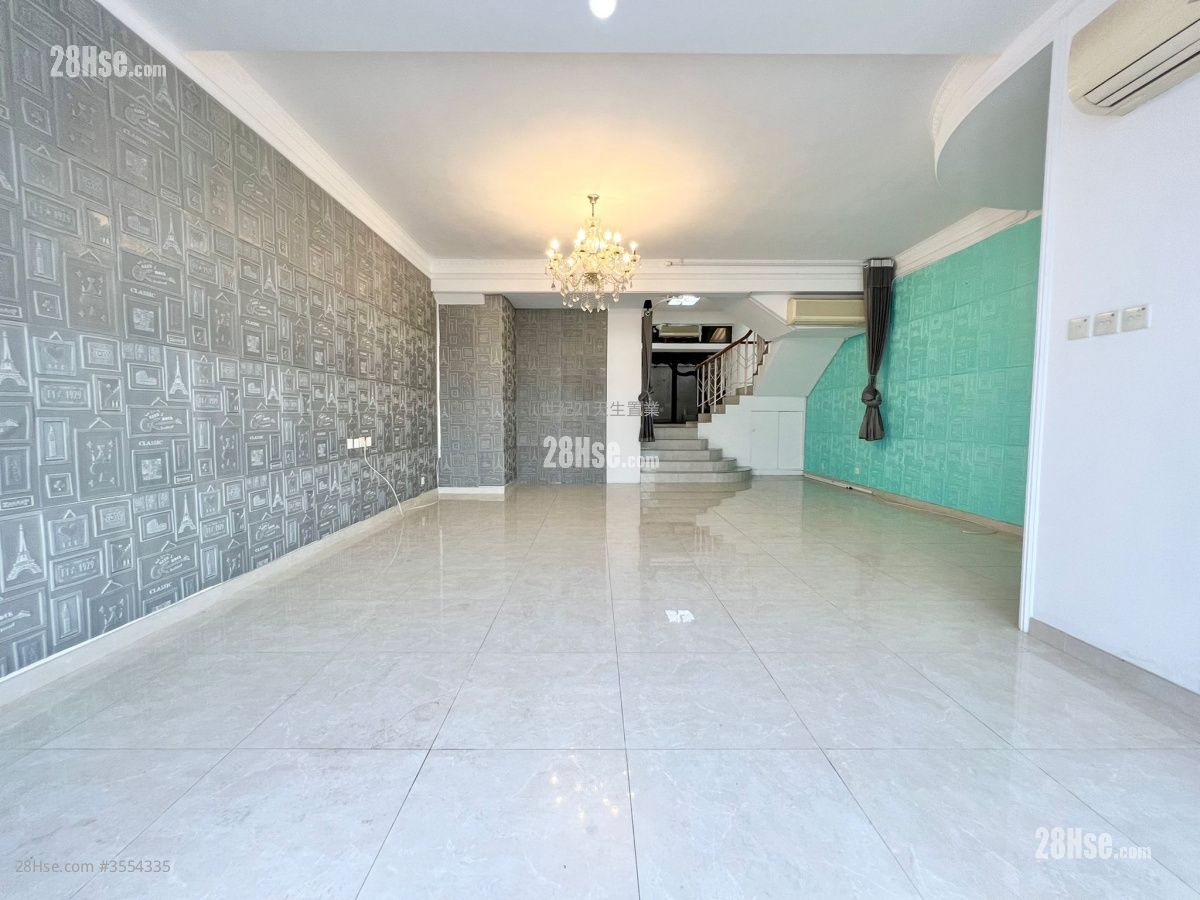 The Castle Bay Sell 1,505 ft² ( 139.8 m² )
