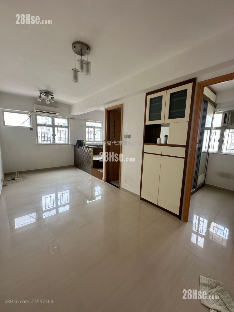 Tak Man Building Sell 2 Bedrooms , 1 Bathroom 320 ft² ( 29.7 m² )