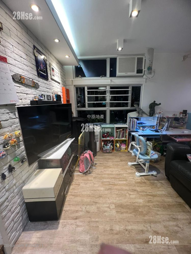 Kwai Chun Court Sell 2 Bedrooms , 1 Bathroom 401 ft² ( 37.3 m² )