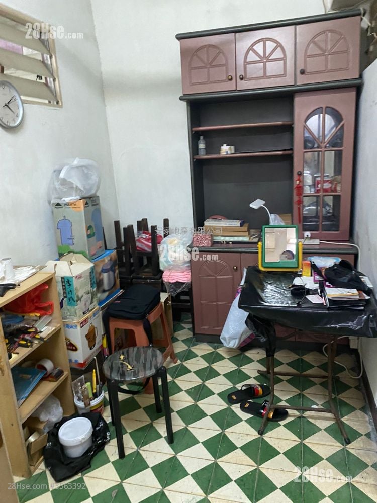 Chung Sing Buliding Sell 3 Bedrooms , 1 Bathroom 453 ft² ( 42.1 m² )