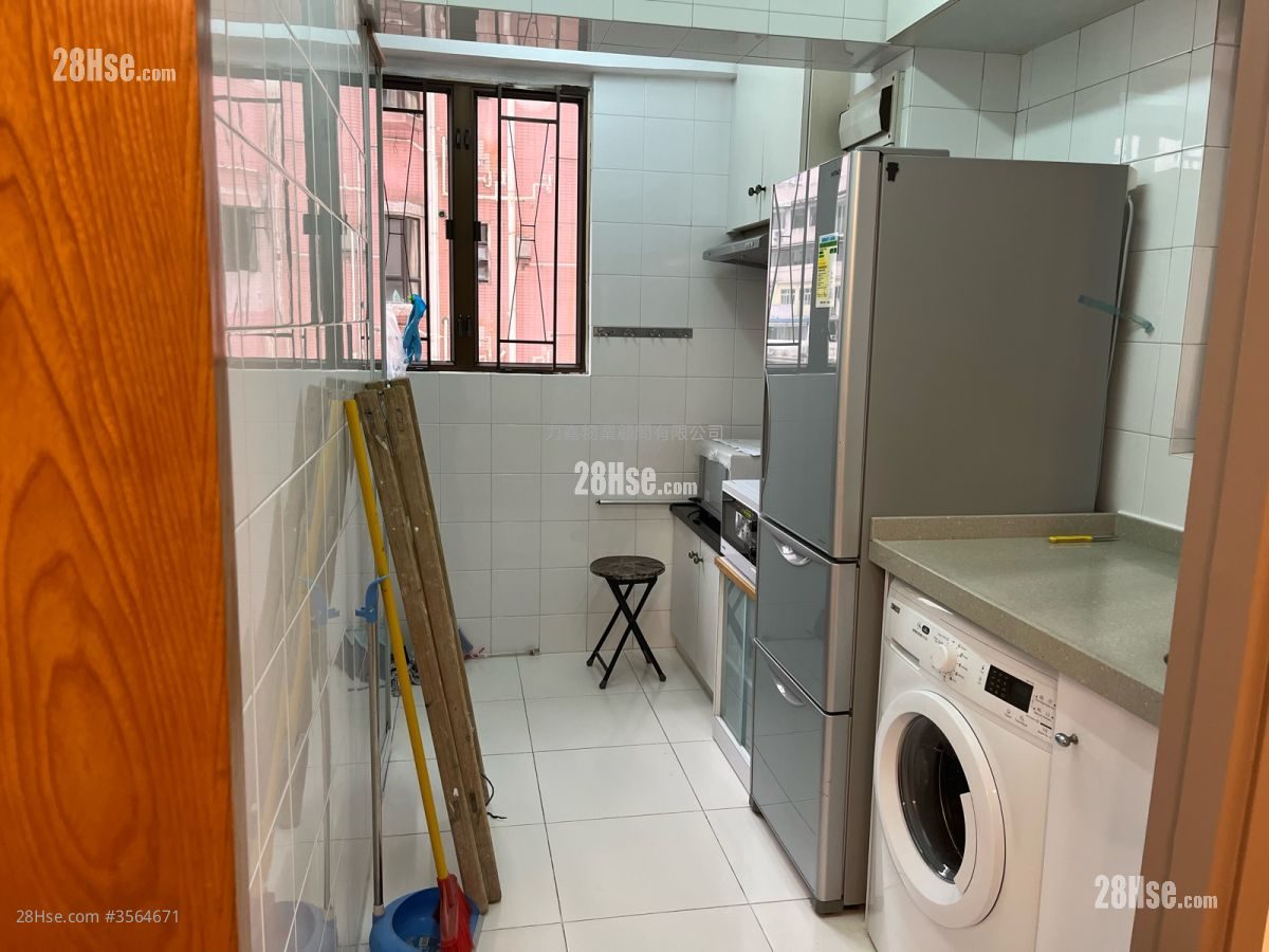 Friendship Court Sell 3 Bedrooms , 2 Bathrooms 728 ft² ( 67.6 m² )