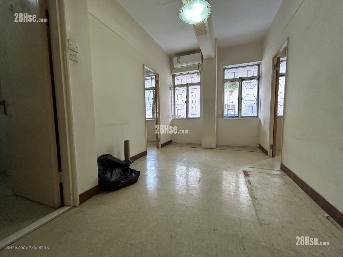 Lok Kwan House Sell 2 Bedrooms , 1 Bathroom 412 ft² ( 38.3 m² )