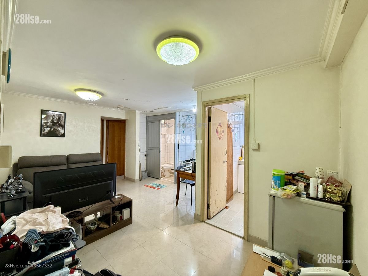 Pok Hong Estate Sell 2 Bedrooms , 1 Bathroom 443 ft² ( 41.2 m² )