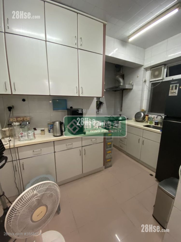 Yee On Court Rental 4 Bedrooms , 2 Bathrooms 976 ft² ( 90.7 m² )