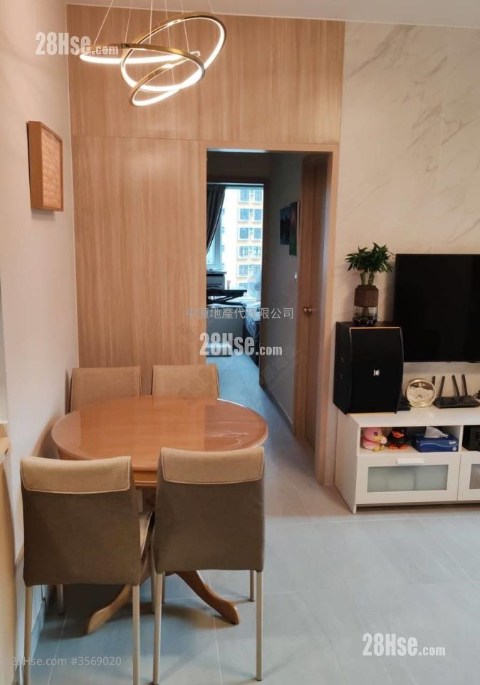 Waldorf Centre Sell 3 Bedrooms 438 ft² ( 40.7 m² )