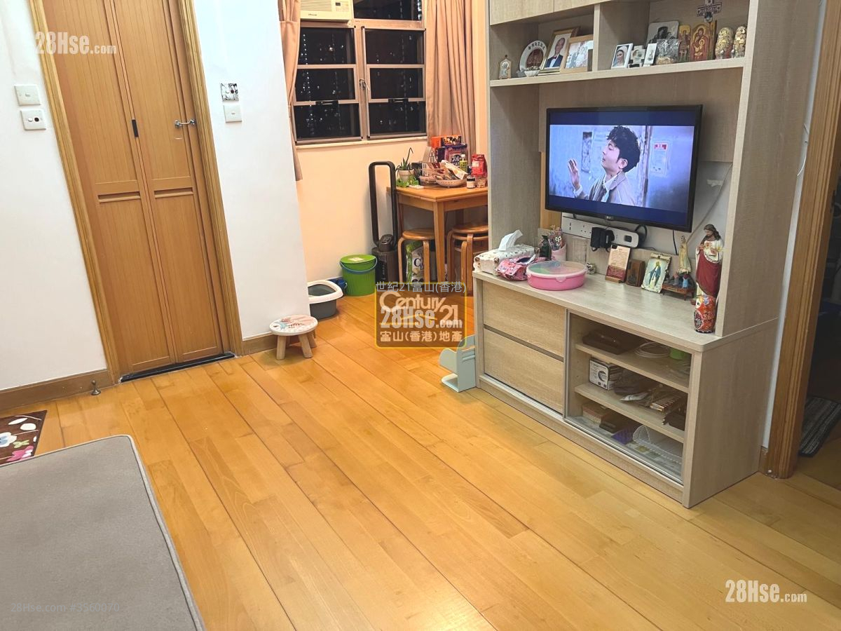 Fung Cheung House Sell 2 Bedrooms , 1 Bathroom 382 ft² ( 35.5 m² )