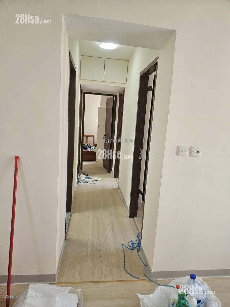 Aberdeen Centre Rental 3 Bedrooms 572 ft² ( 53.1 m² )