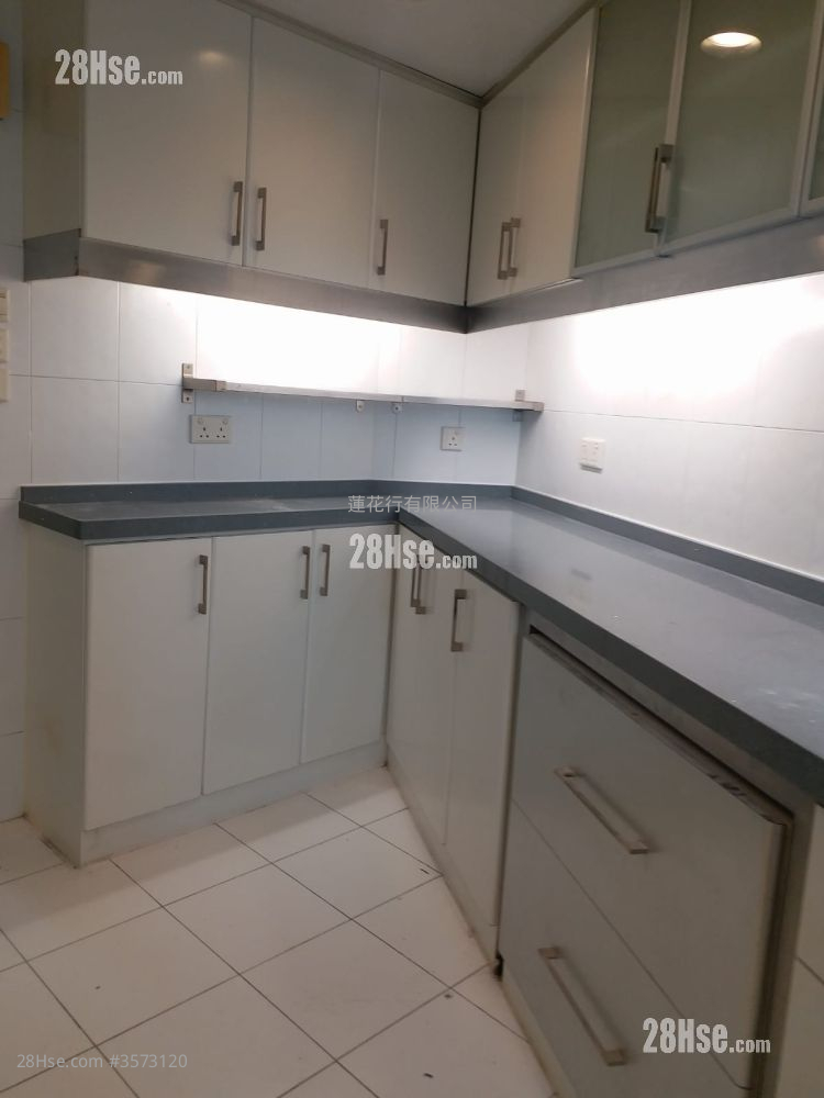Ronsdale Garden Rental 3 Bedrooms , 2 Bathrooms 976 ft² ( 90.7 m² )