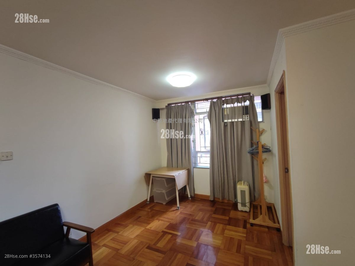Lai Yan Court Sell 3 Bedrooms , 1 Bathroom 645 ft² ( 59.9 m² )
