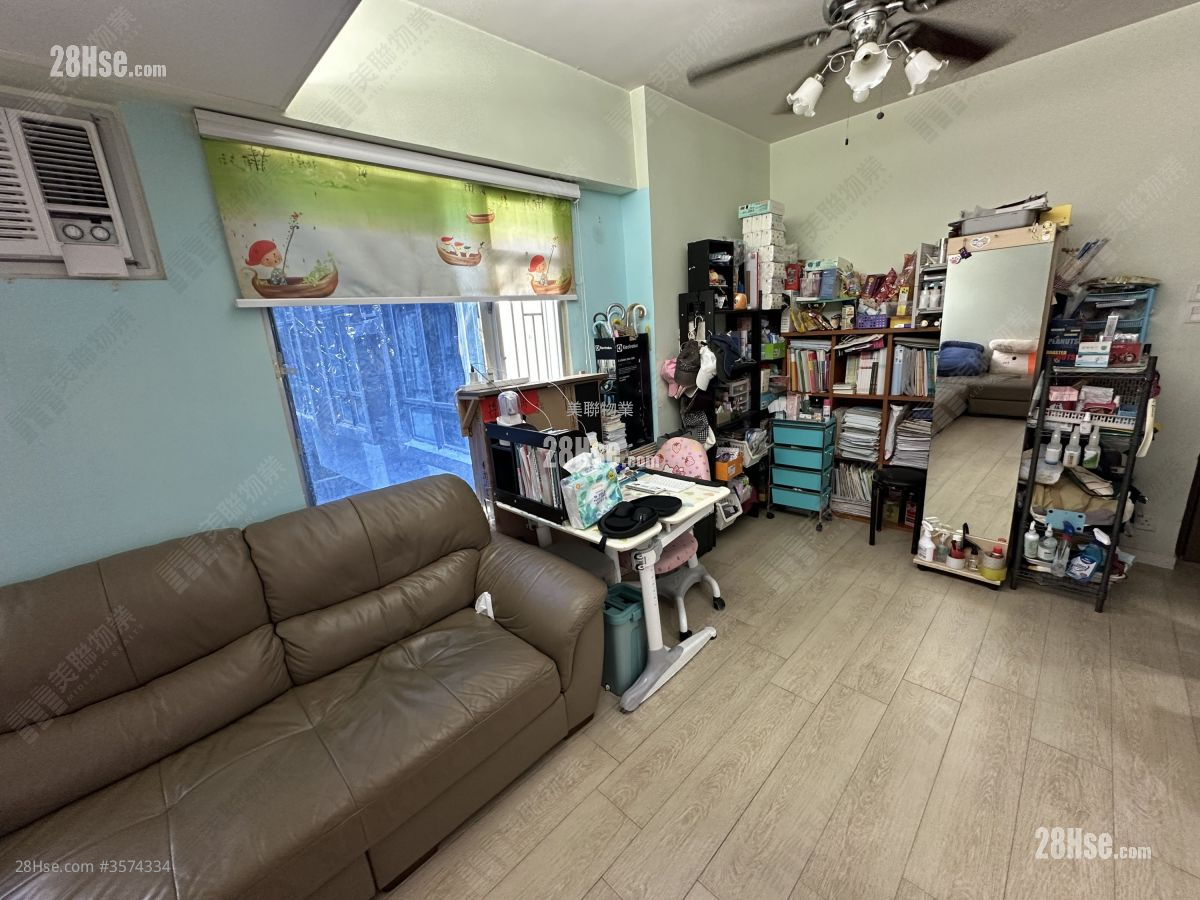 Waldorf Centre Sell 3 Bedrooms , 1 Bathroom 438 ft² ( 40.7 m² )