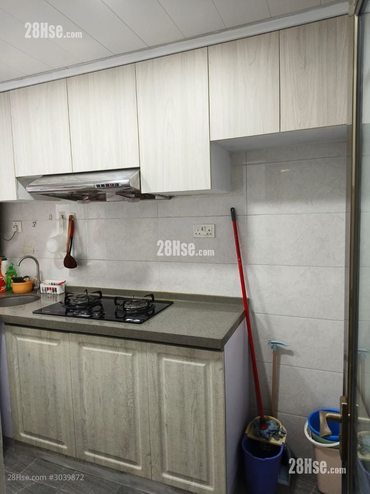 King Nga Court Sell 2 Bedrooms , 1 Bathroom 401 ft² ( 37.3 m² )