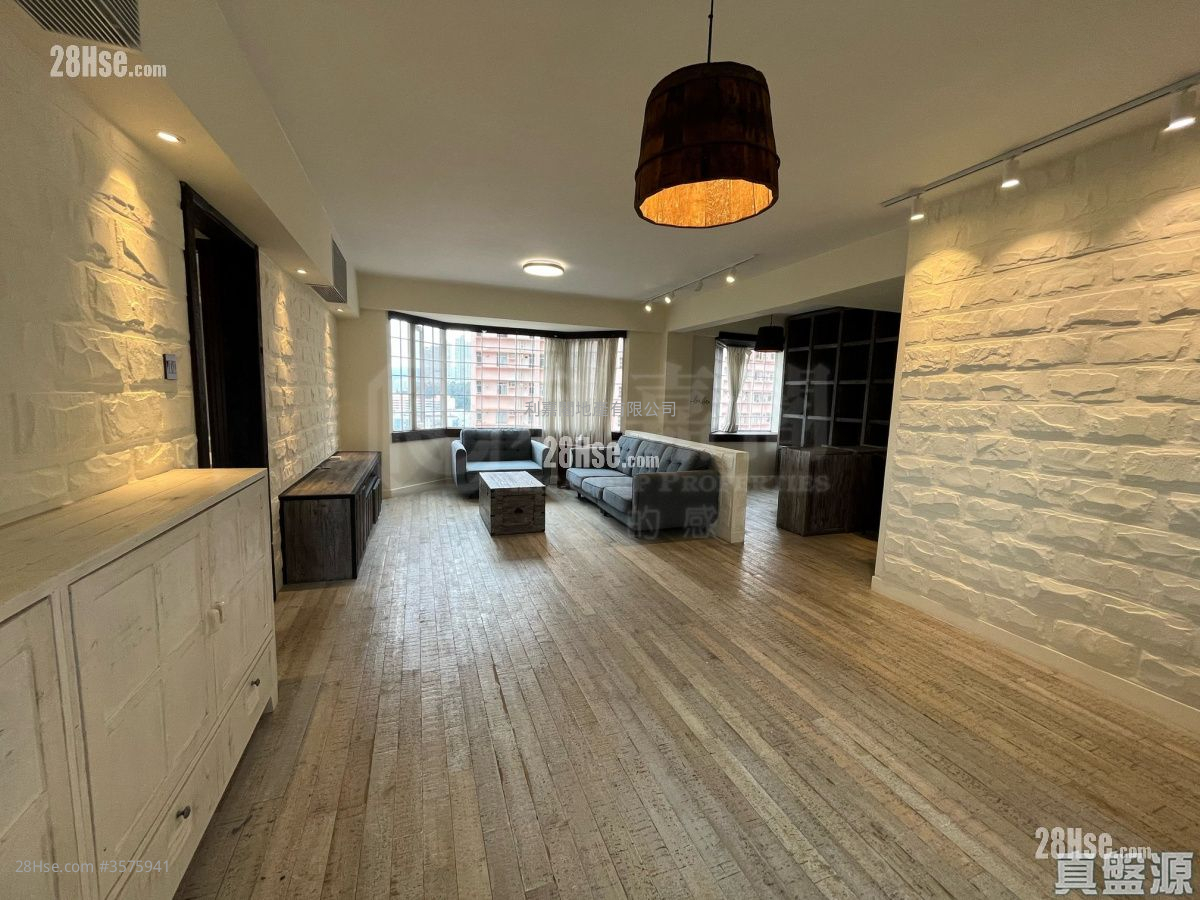 Hill Lodge Rental 2 Bedrooms , 2 Bathrooms 1,013 ft² ( 94.1 m² )