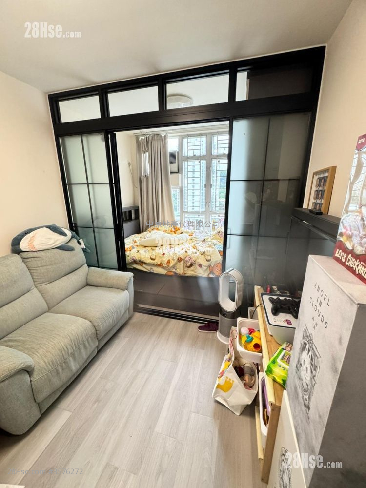 Sheung Man Court Sell 2 Bedrooms , 1 Bathroom 300 ft² ( 27.9 m² )