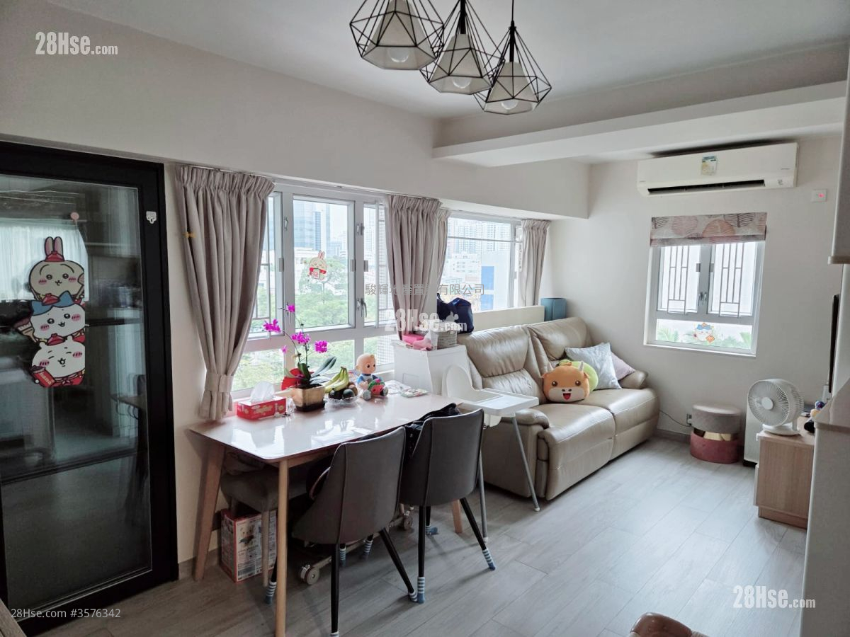 Jade Court Sell 2 Bedrooms , 1 Bathroom 410 ft² ( 38.1 m² )