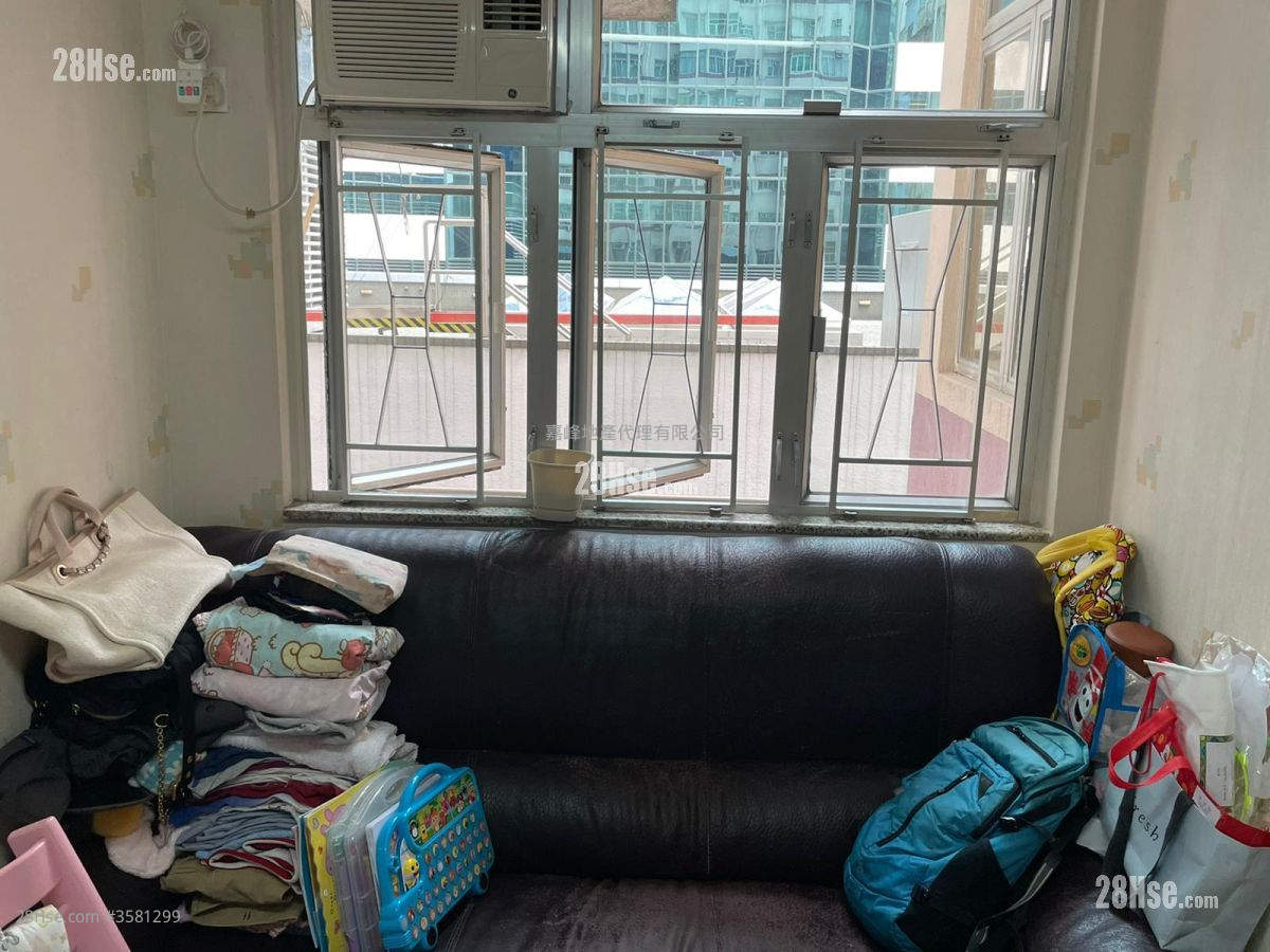 Chung Hing Mansion Sell 2 Bedrooms , 1 Bathroom 334 ft² ( 31.0 m² )