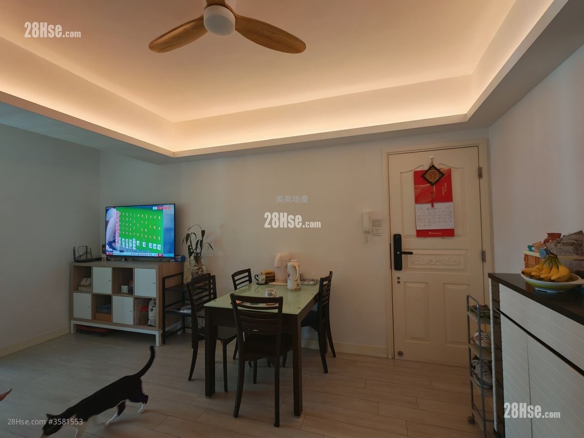 Lung Cheung Building Sell 3 Bedrooms , 1 Bathroom 809 ft² ( 75.2 m² )