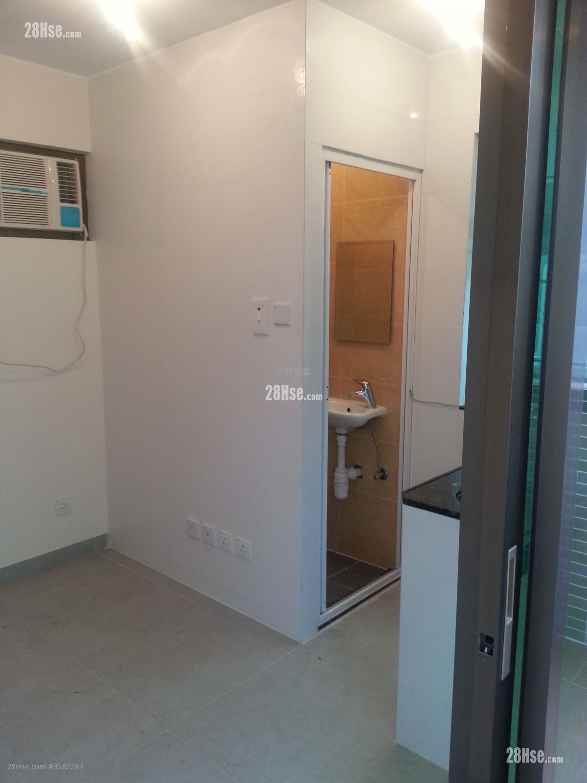Village Rental Studio , 1 Bathroom 100 ft² ( 9.3 m² )