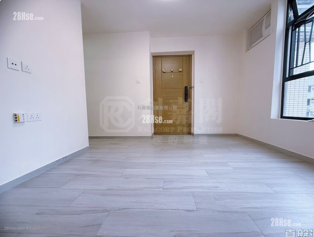 Kar Wun Court Sell 2 Bedrooms , 1 Bathroom 352 ft² ( 32.7 m² )