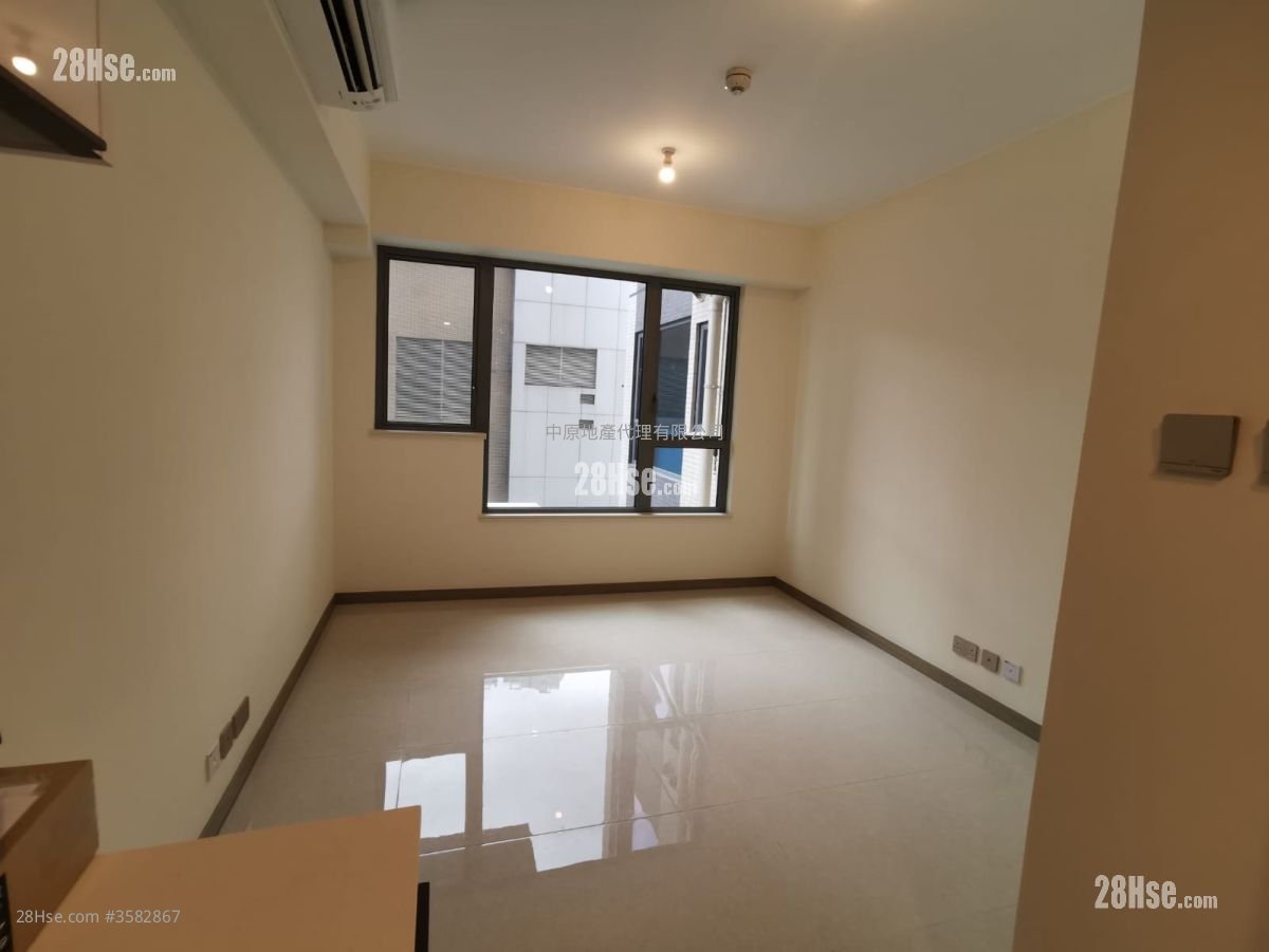 Aurora Sell Studio , 1 Bathroom 216 ft² ( 20.1 m² )
