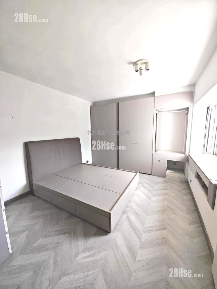 Royal Ascot Sell 3 Bedrooms , 2 Bathrooms 1,039 ft² ( 96.5 m² )