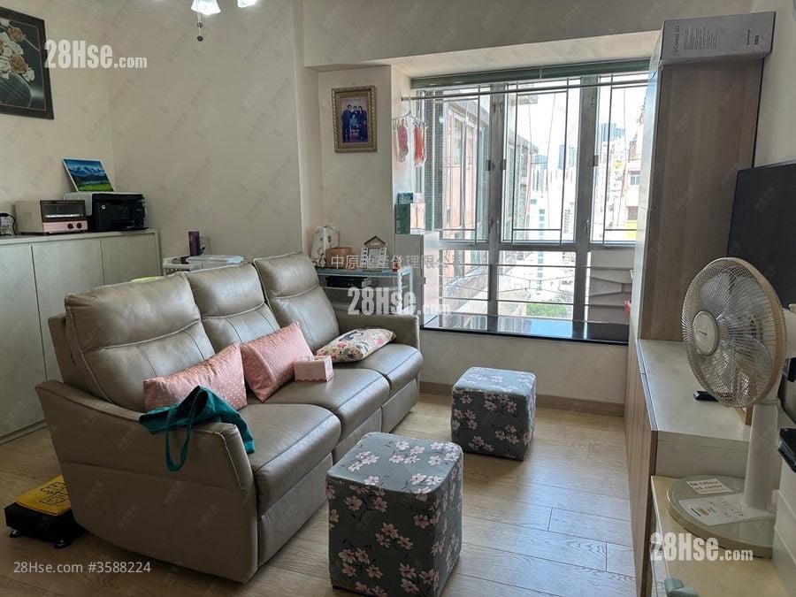Yuen Long Plaza Sell 3 Bedrooms , 1 Bathroom 550 ft² ( 51.1 m² )
