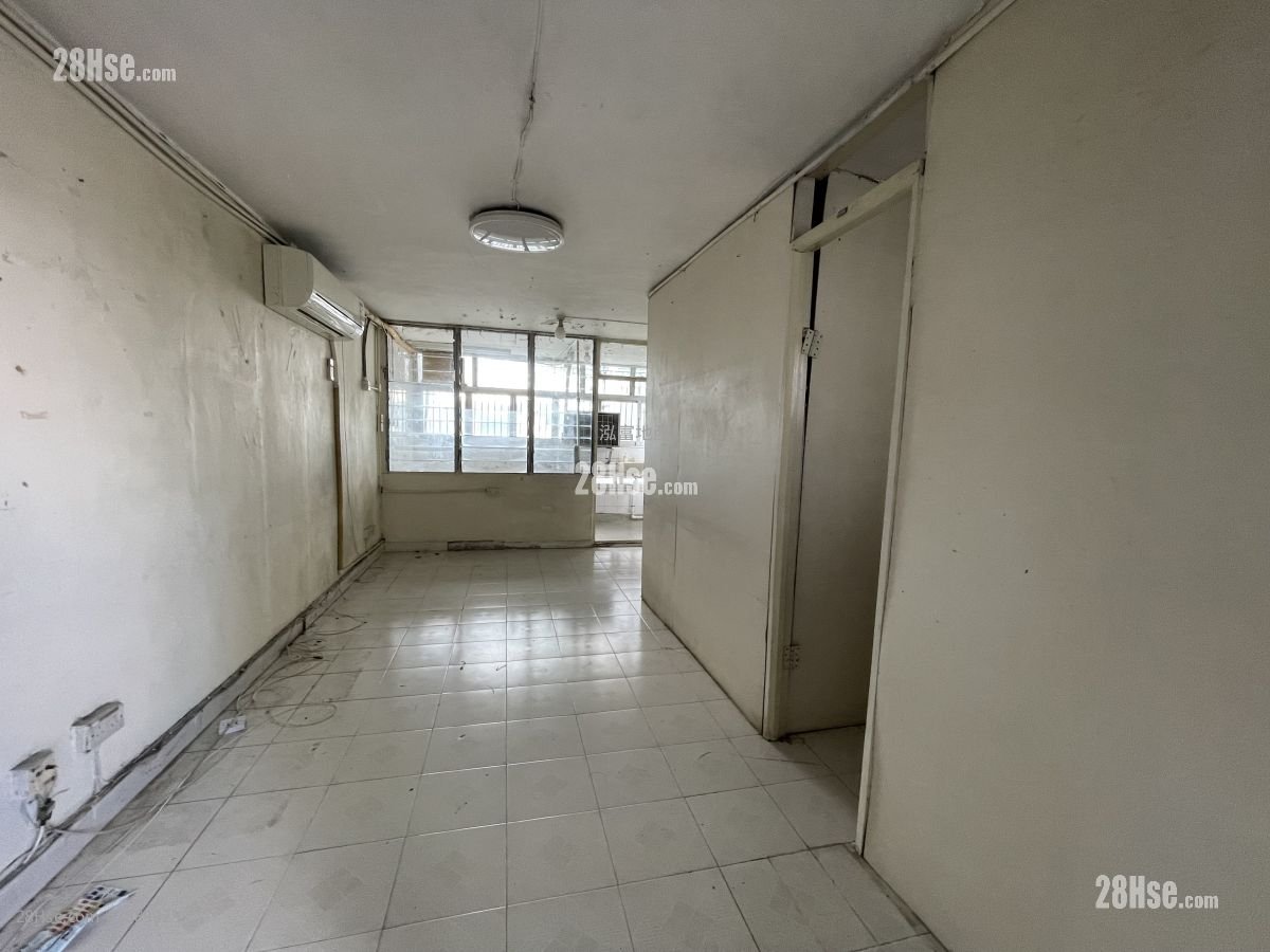 Long Ping Estate Sell 2 Bedrooms , 1 Bathroom 465 ft² ( 43.2 m² )