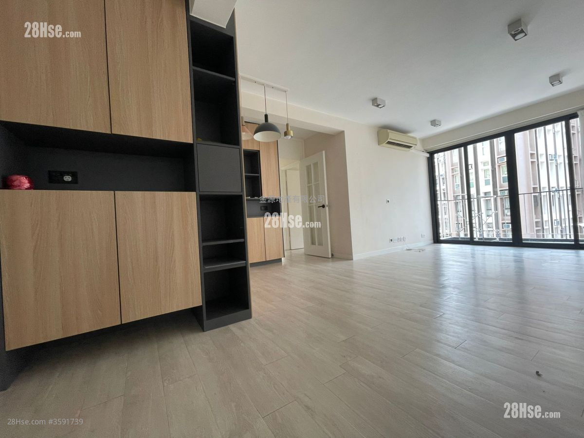 Phoenix Court Rental 3 Bedrooms , 1 Bathroom 710 ft² ( 66.0 m² )
