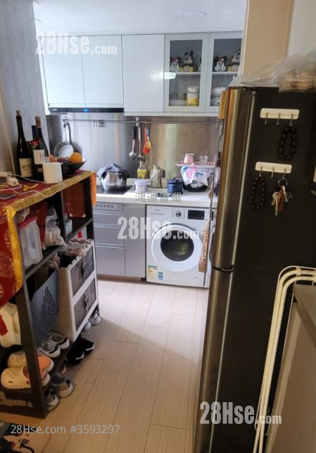 Hin Ming Court Sell 2 Bedrooms , 1 Bathroom 425 ft² ( 39.5 m² )