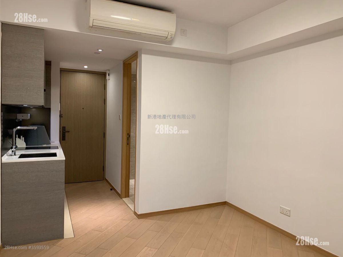 Upper East Sell Studio , 1 Bathroom 219 ft² ( 20.3 m² )