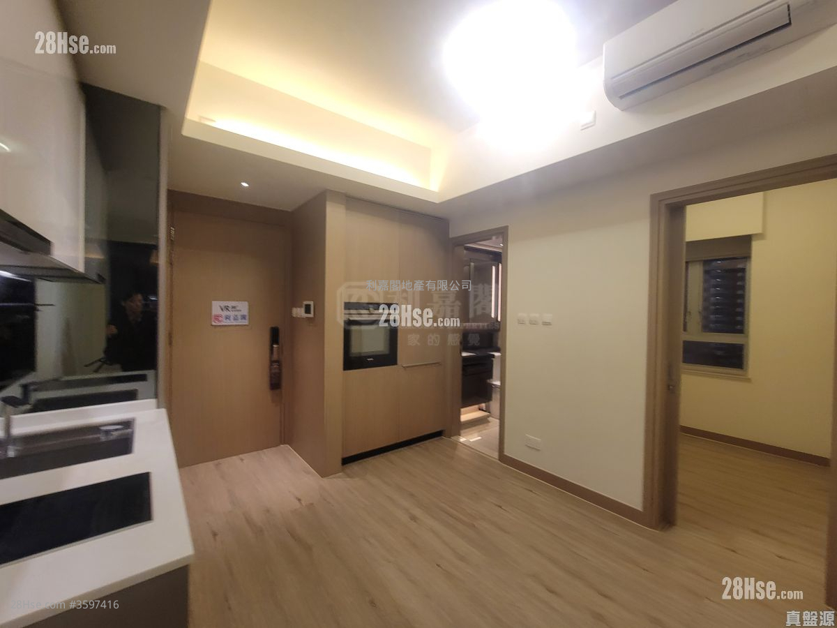 Cullinan West Sell 2 Bedrooms , 1 Bathroom 417 ft² ( 38.7 m² )