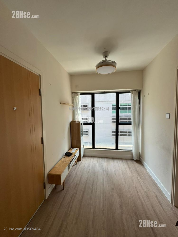 Legend Court Sell 2 Bedrooms , 1 Bathroom 307 ft² ( 28.5 m² )