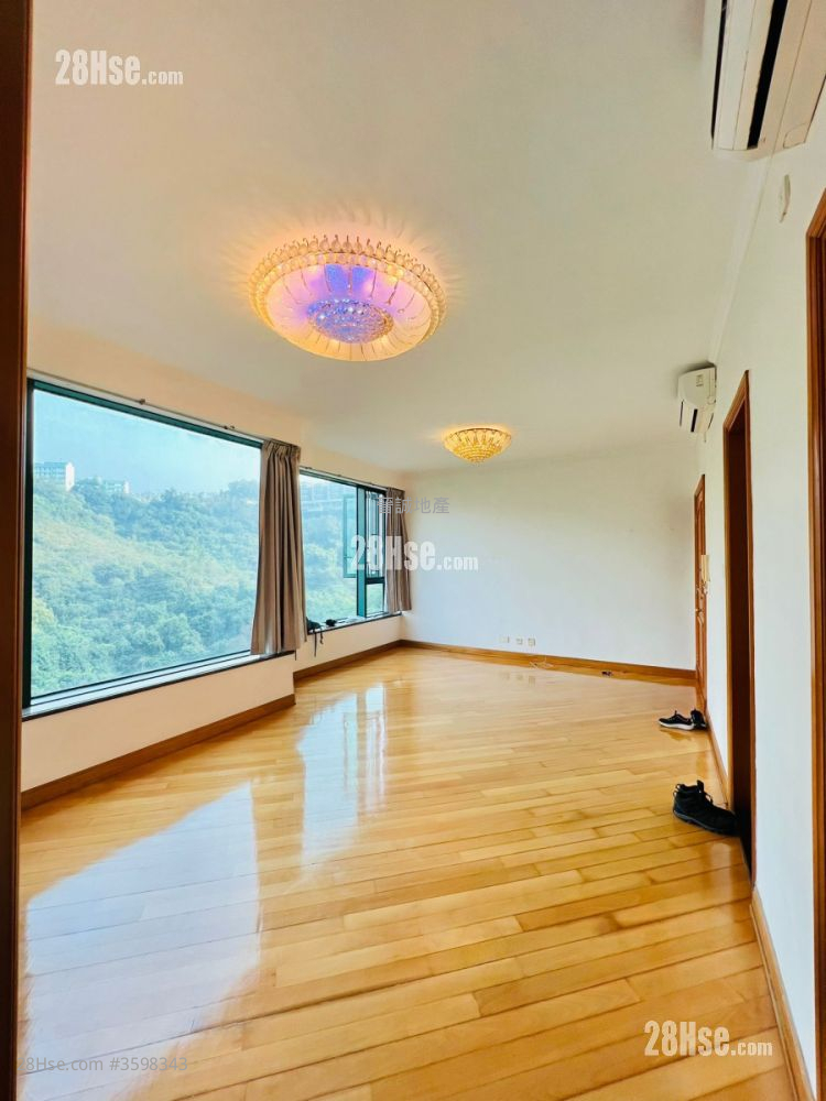 Palatial Coast Rental 4 Bedrooms , 2 Bathrooms 880 ft² ( 81.8 m² )