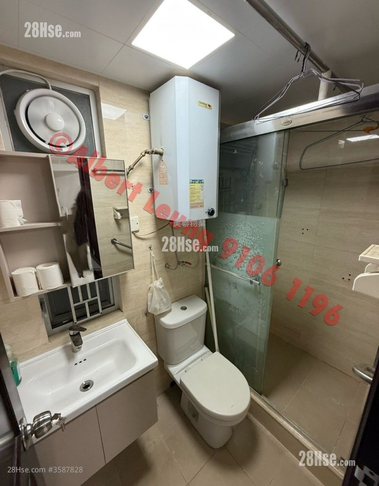 Hilton Plaza Sell 2 Bedrooms , 1 Bathroom 427 ft² ( 39.7 m² ) Hilton Plaza Sell 2 Bedrooms , 1 Bathroom 427 ft² ( 39.7 m² )