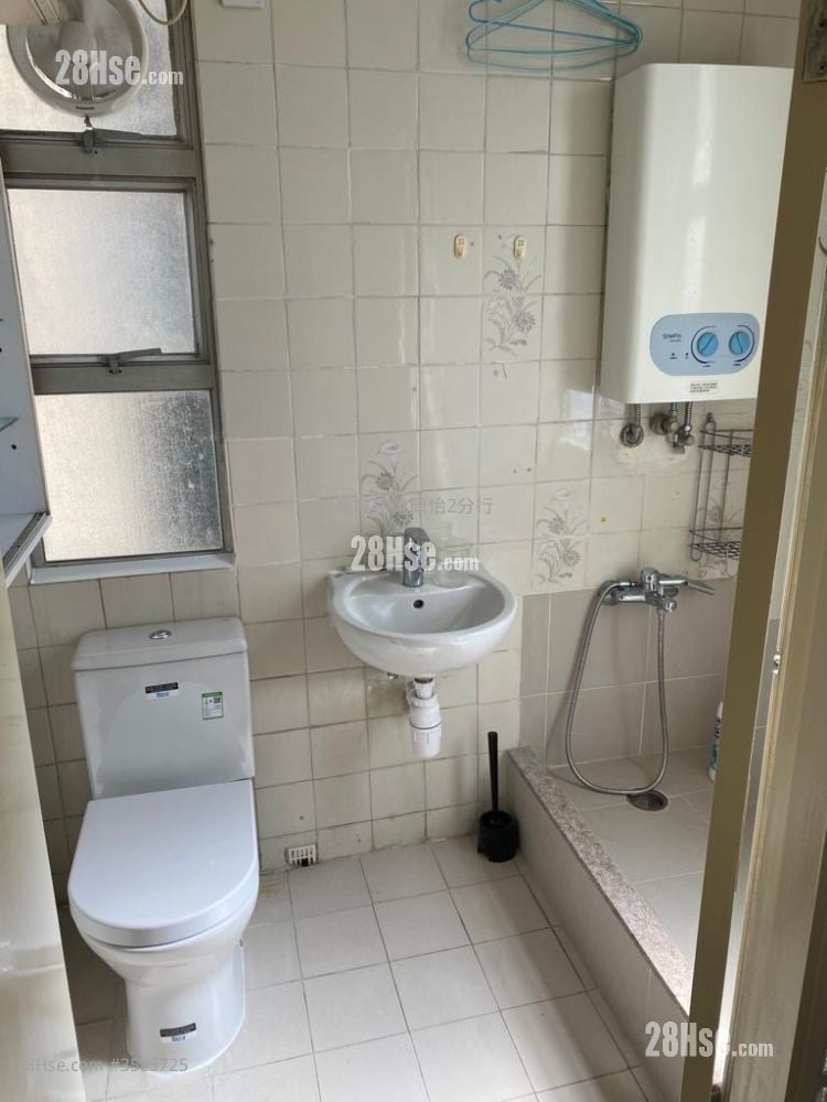 Tak Fat Building Sell 1 Bedroom , 1 Bathroom 281 ft² ( 26.1 m² )