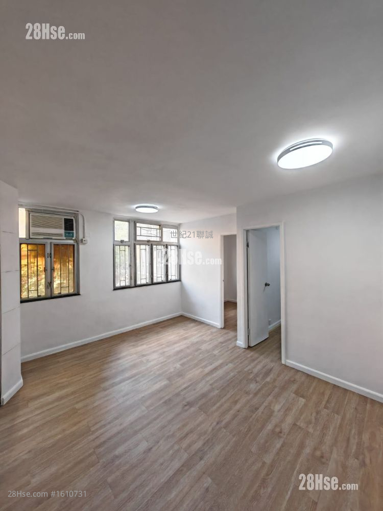 Hong Wah Court Sell 2 Bedrooms , 1 Bathroom 380 ft² ( 35.3 m² )