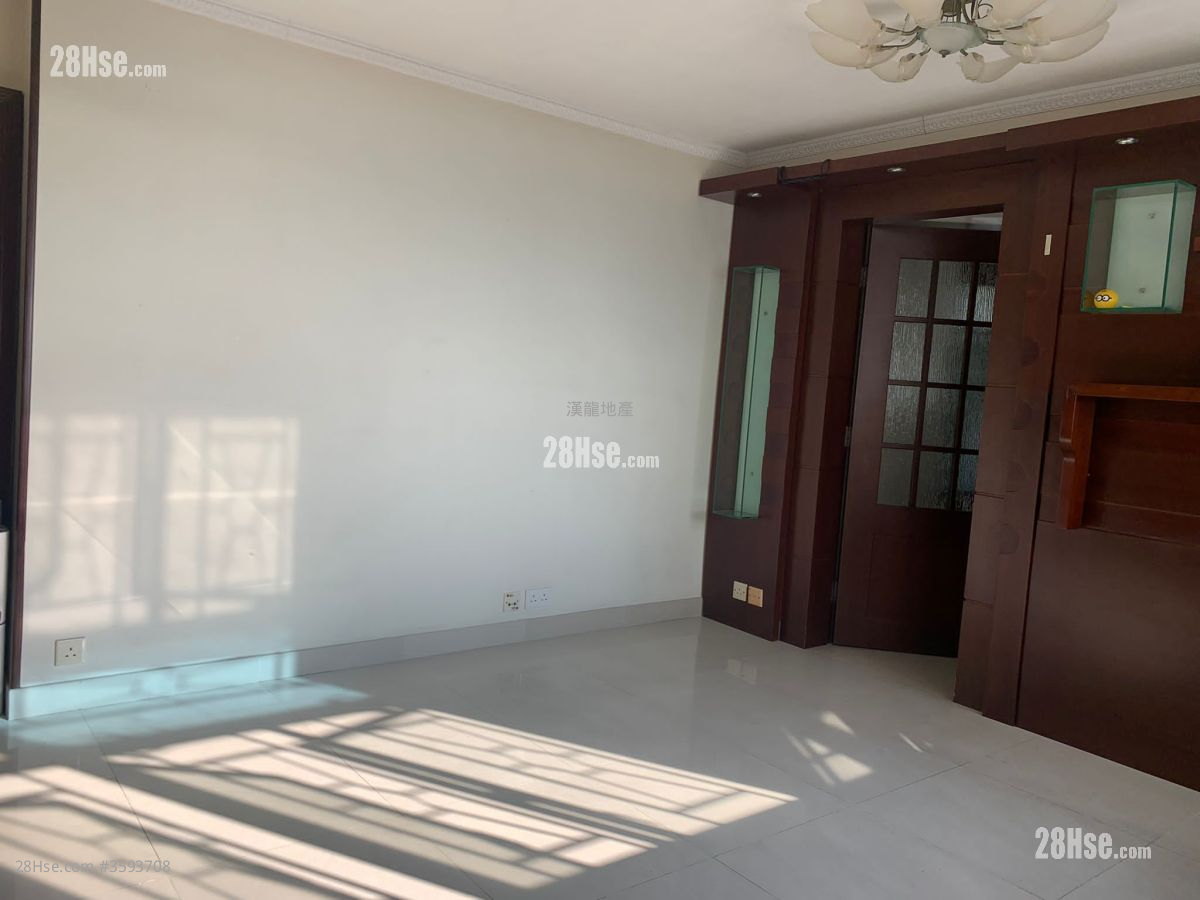 Charming Garden Rental 2 Bedrooms , 1 Bathroom 484 ft² ( 45.0 m² )