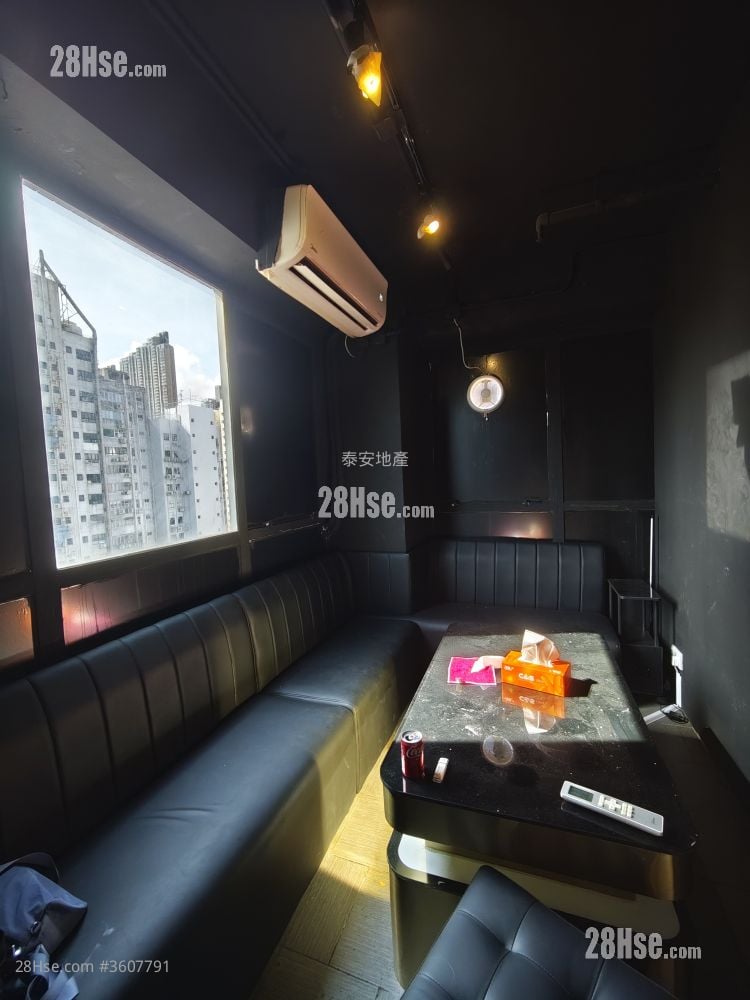 Hanway Commercial Centre Sell 2 Bedrooms , 2 Toilets 400 ft² ( 37.2 m² )