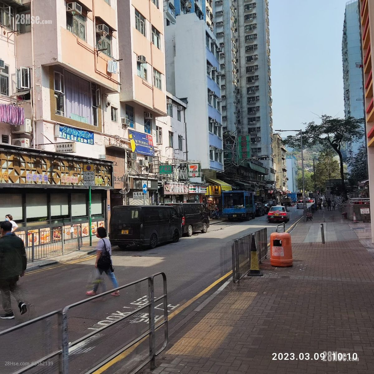 大厦入口: 大厦出口沿大厦街行三份钟便是港铁站,十分便捷 大厦入口: 大厦出口沿大厦街行三份钟便是港铁站,十分便捷