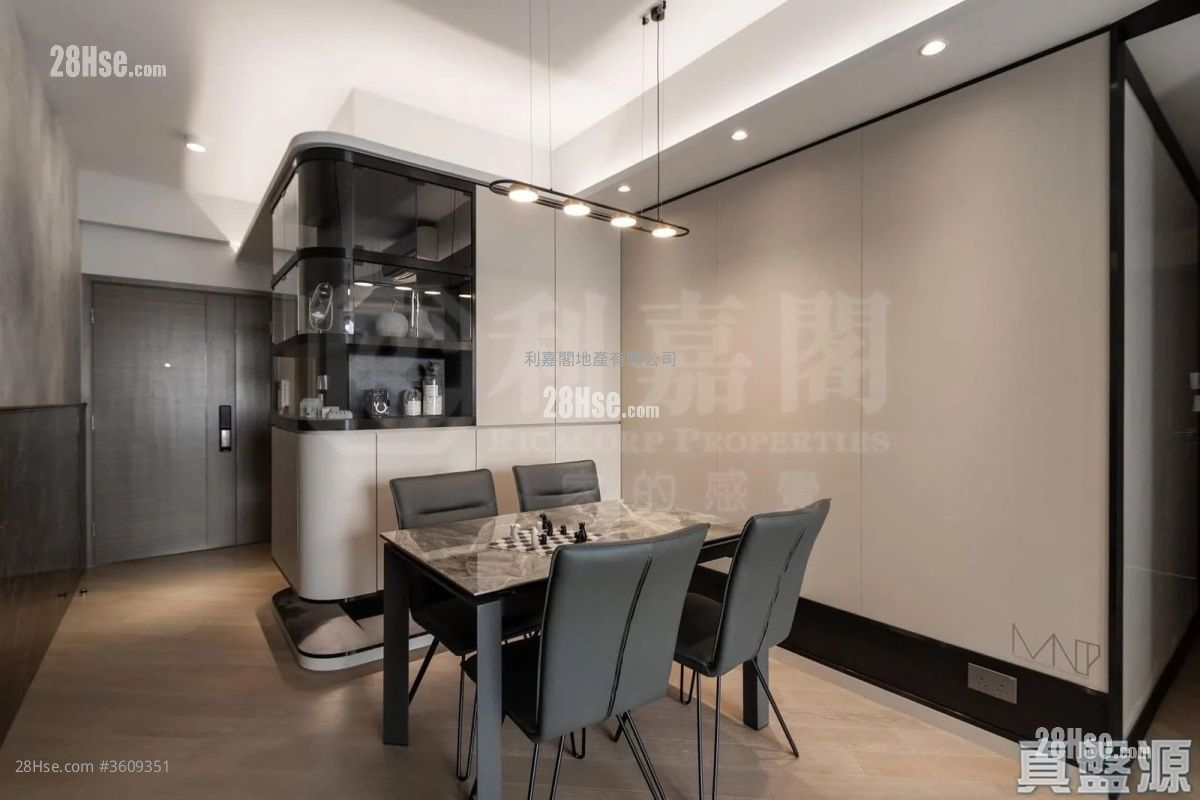 The Wings Rental 3 Bedrooms 788 ft² ( 73.2 m² ) The Wings Rental 3 Bedrooms 788 ft² ( 73.2 m² )